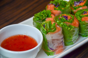  salad of rolls with lettuce and salmon