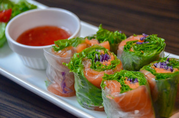  salad of rolls with lettuce and salmon