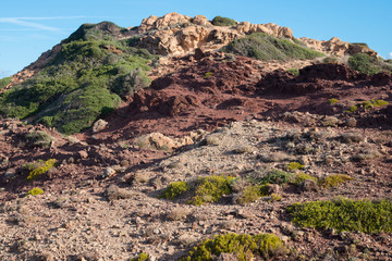 Paysage proche de Cala Pregonda, une des plus belles plages de Minorque, avec le mont El toro en arrière plan, îles Baléares