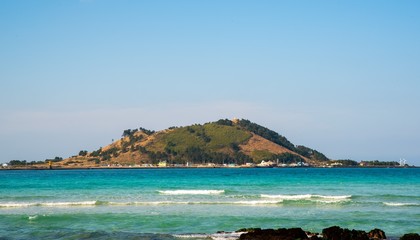 파도 뒤에 보이는 작은 섬