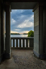 Blick von der "Tegeler Hafenbrücke" auf den herbstlichen Tegeler See - Graffiti-Schmierereien wurden retuschiert