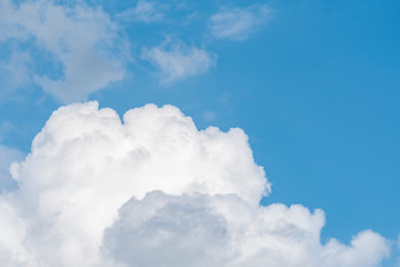 青空に沸き立つ雲