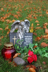 Friedhofsengel im Herbst 