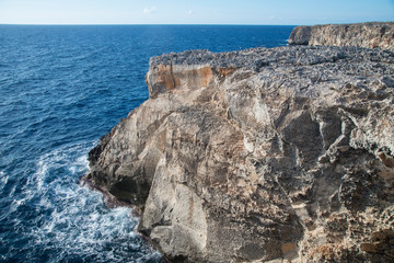Côte rocheuse à Pont d'en Gil, arche naturelle à côté de Ciutadella de Menorca, îles Baléares, Minorque, Espagne