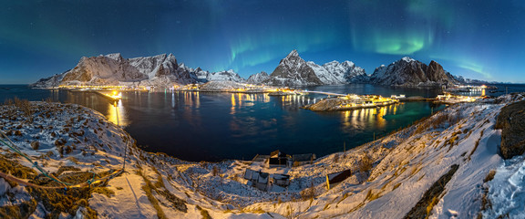 Nordlichtpanorama &uuml;ber Reine und Hamn&oslash;y