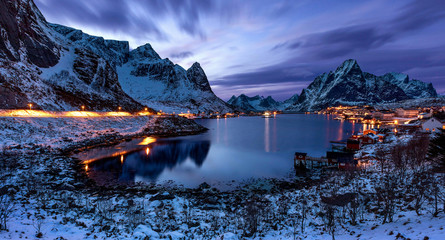 Blaue Stunde über Reine auf den Lofoten im Winter