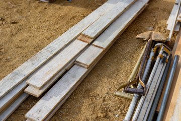 写真素材：木材、地面、建設現場、工事現場、資材、シャベル