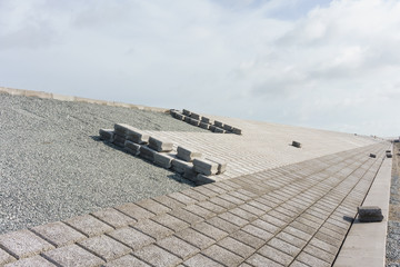 Baustelle für einen neuen Deich am Meer