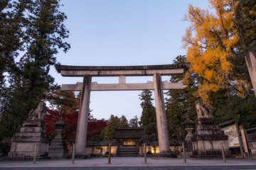 滋賀県、多賀大社の鳥居と夕暮れ時の秋景色です