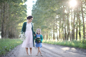 Obraz premium Mother with daughter walking on a road