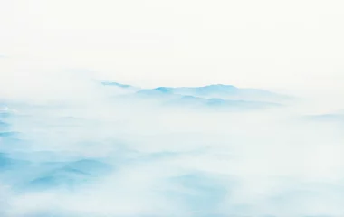 Foto op Plexiglas Luchtfoto van verre bergen lagen bereik in ochtendmist. Meditatie en zen landschap. © vovik_mar