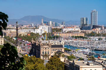 Fototapeta premium Widok Barcelony z Montjuic na miasto, morze, ulice, wieże, Pomnik Kolumba, Port Vell, Dworzec PKS