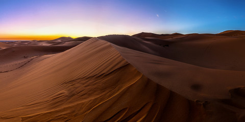 Fototapeta na wymiar Erstes Sonnenlicht in der Sahara