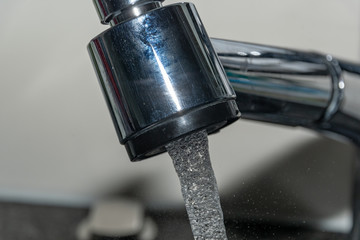 Wasserhahn mit fliessendem sauberem Waser