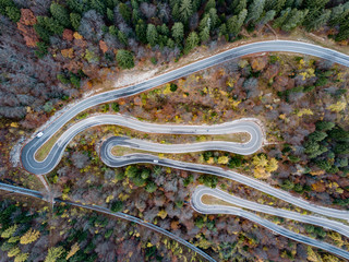 Strada di montagna vista dal drone