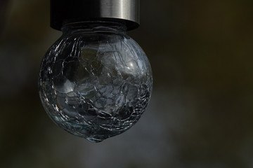 Petite ampoule à LED solaire pendue dehors