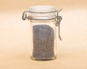 Mohn in Glas und braunem Hintergrund