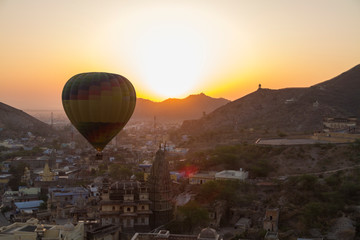 Sonnenaufgang in Jaipur mit Heißluftballon