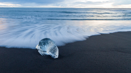 Wellen am Diamond Beach in Island