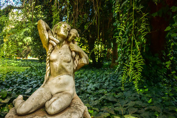 Fototapeta na wymiar statue of woman in garden