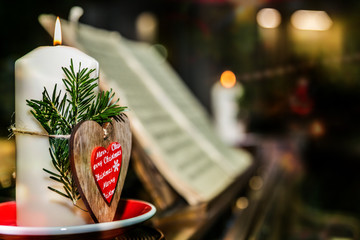 Naklejka premium Old piano with candles and christmas decoration.Christmas time. Close up