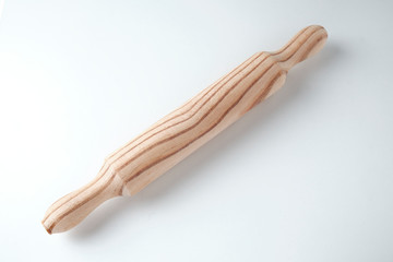 rodillo de madera para la cocina sobre fondo blanco