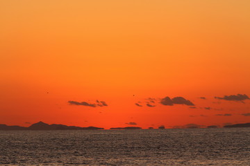 日没後の橙色に染まった海空