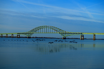 Naklejka premium Robert Moses Inlet Bridge with Blue Smooth Background