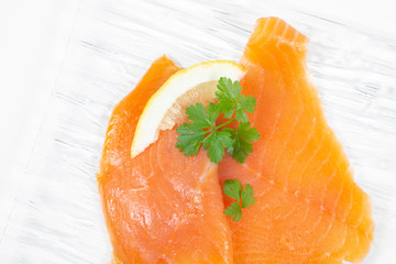 saumon fumé avec citron et persil