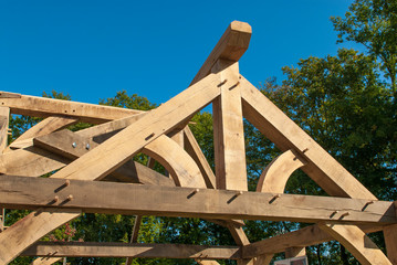 détail sur charpente en bois en construction