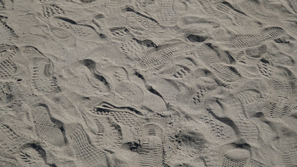 砂浜と無数の足跡