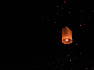 Lâcher de lanternes au-dessus du Nawarat Bridge à Chiang Mai pendant le festival des lanternes...