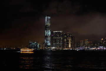 Obraz premium Widok na miasto Hongkong w nocy