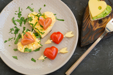 For Breakfast on Valentine's Day can be omlette with bread in the shape of a heart. The view from the top
