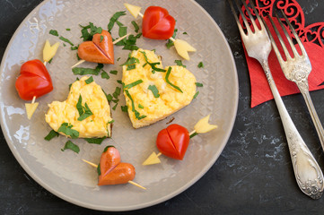 For Breakfast on Valentine's Day can be omlette with bread in the shape of a heart. The view from the top
