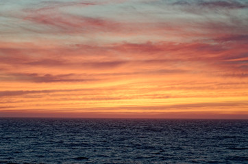 Fototapeta premium Dramatic colorful susnet in Alaska