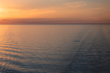Obraz premium Sonnenuntergang auf dem Kreuzfahrtschiff