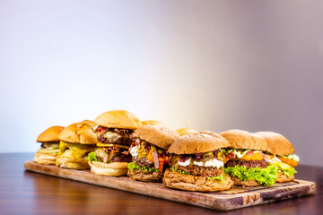 Vários sanduíches gourmet