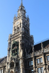 Fototapeta na wymiar Marienplatz traveler look Bavaria Munich old