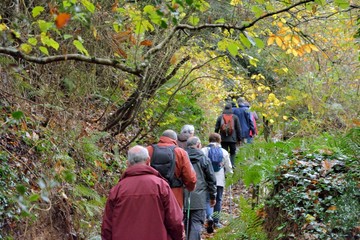 Randonneurs sur un sentier en Bretagne. France