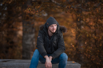 Portrait d'un jeune homme dans la forêt en automne