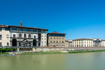 Fototapeta na wymiar The Arno River and the Uffizi Gallery