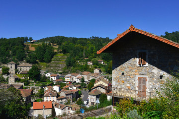 La maison sur les toits d'Olliergues (63880), département du Puy-de-Dôme en région Auvergne-Rhône-Alpes, France