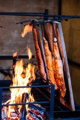 Gegrillter Lachs auf einem Holzofen mit offenen Feuer