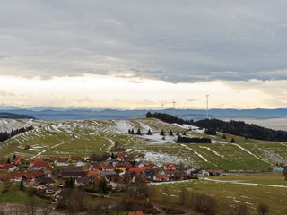 Gersbach im Berg im südlichen Schwarzwald. Schwarzwaldlandschaft durch weite Felder und prächtige...