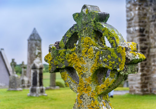 Irland - Clonmacnoise Castle: Friedhof mit alten Kreuzen