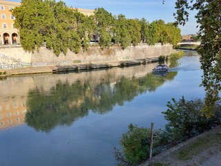 Obraz premium Roma - Battello turistico da Lungotevere Raffaello Sanzio