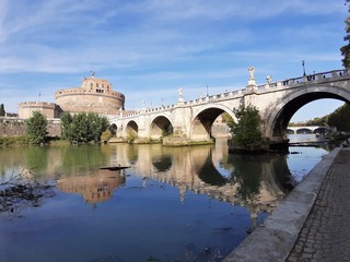 Fototapeta na wymiar Roma - Ponte Sant'Angelo dalla riva
