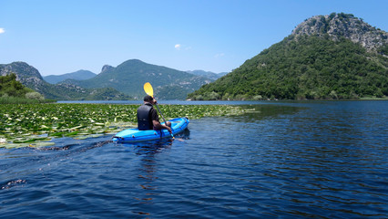 Kayakeur sur le lac Skadar -Montenegro