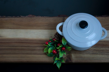 Cazuela sobre tabla de madera y decoración navideña